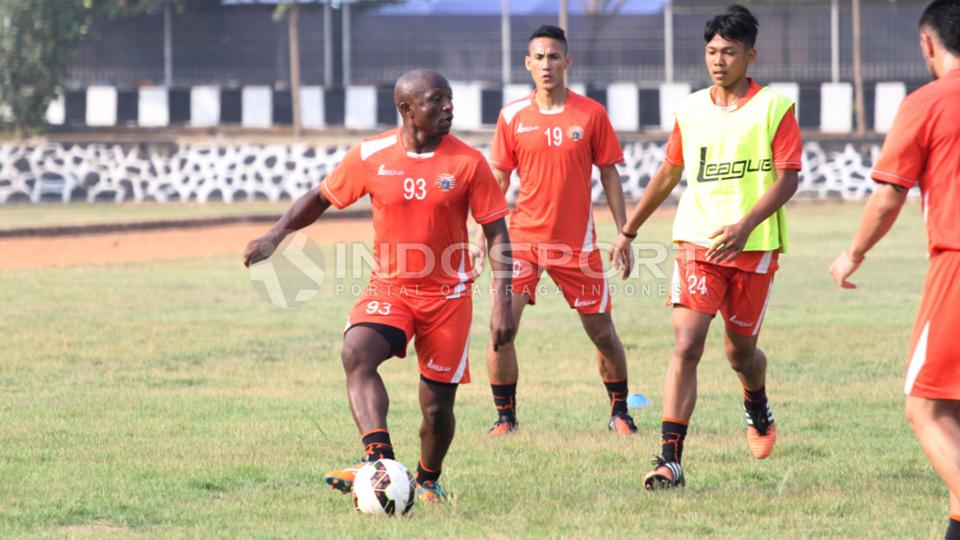 Mantan pemain Persib Bandung, Mbida Messi (kiri) menjadi salah satu pemain asing Persija Jakarta di Piala Presiden.